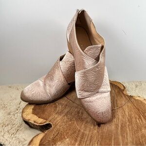 Very Volatile Pink Ankle Booties Sleek Design